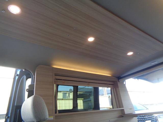 キャラバン グランドプレミアムＧＸ　マイルーム　ワンオーナー　４ＷＤ　スペアスマートキー有　パワースライドドア　折りたたみベッド　ＯＨＬＩＮＳショックアブソーバー　社外ボンネットスポイラー　社外リアスポイラー　外部給電（7枚目）