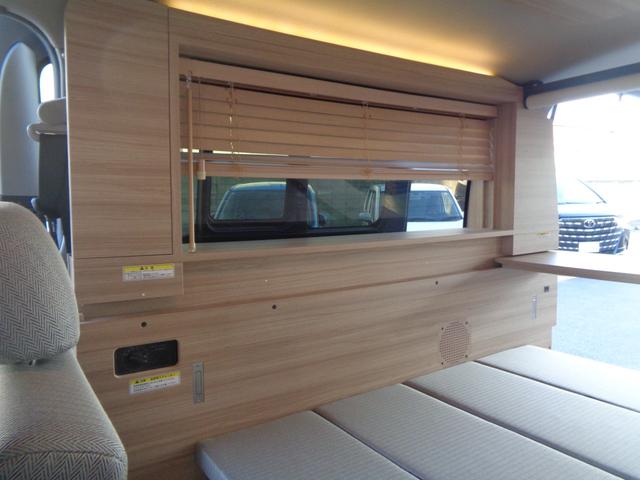 キャラバン グランドプレミアムＧＸ　マイルーム　ワンオーナー　４ＷＤ　スペアスマートキー有　パワースライドドア　折りたたみベッド　ＯＨＬＩＮＳショックアブソーバー　社外ボンネットスポイラー　社外リアスポイラー　外部給電（8枚目）