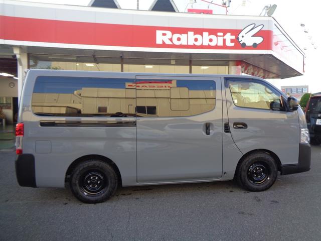 キャラバン グランドプレミアムＧＸ　マイルーム　ワンオーナー　４ＷＤ　スペアスマートキー有　パワースライドドア　折りたたみベッド　ＯＨＬＩＮＳショックアブソーバー　社外ボンネットスポイラー　社外リアスポイラー　外部給電（17枚目）