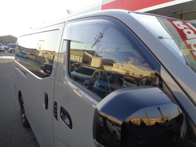 キャラバン グランドプレミアムＧＸ　マイルーム　ワンオーナー　４ＷＤ　スペアスマートキー有　パワースライドドア　折りたたみベッド　ＯＨＬＩＮＳショックアブソーバー　社外ボンネットスポイラー　社外リアスポイラー　外部給電（18枚目）