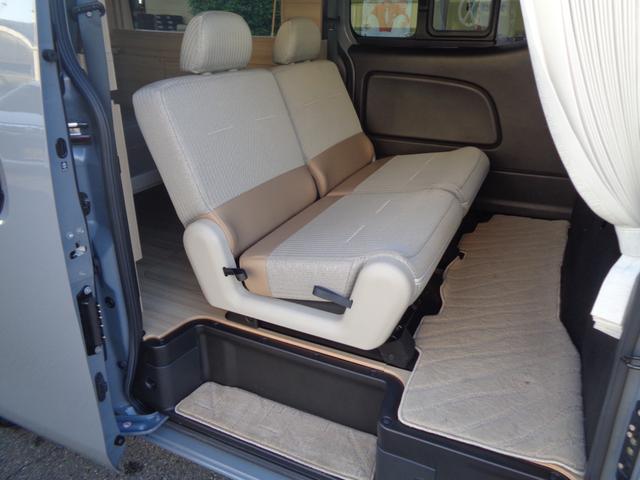 キャラバン グランドプレミアムＧＸ　マイルーム　ワンオーナー　４ＷＤ　スペアスマートキー有　パワースライドドア　折りたたみベッド　ＯＨＬＩＮＳショックアブソーバー　社外ボンネットスポイラー　社外リアスポイラー　外部給電（30枚目）