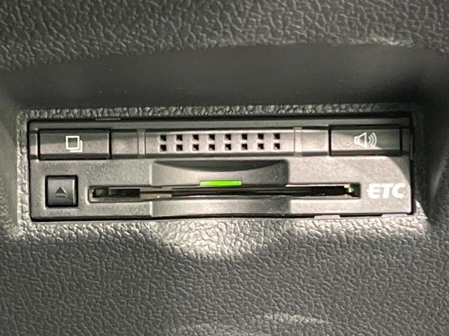 S 純正9インチナビ 禁煙車 バックカメラ ETC Bluetooth フルセグ LEDヘッド&フォグ 革巻きステアリング 15インチアルミ スマートキー オートライト オートエアコン バニティミラー(5枚目)