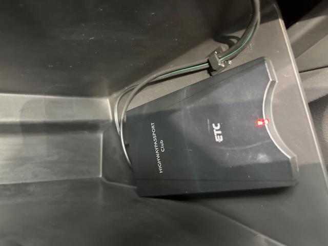 ベースグレード MT 禁煙車 ETC クルーズコントロール スマートキー オートエアコン 革巻きステアリング ステアリングスイッチ 17インチアルミホイール フォグライト CD再生 盗難防止システム 横滑防止装置(4枚目)