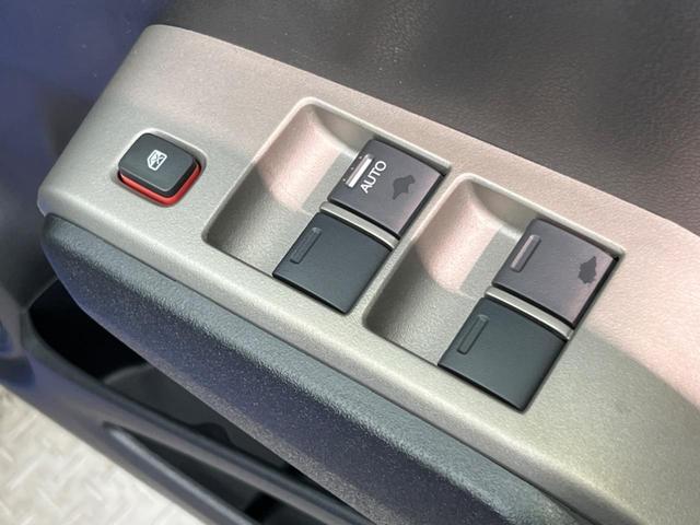 ハイブリッド・10thアニバーサリー 禁煙車 純正SDナビ バックカメラ ETC クルーズコントロール スマートキー 革巻きステアリング DVD再生 盗難防止装置 プライバシーガラス ベンチシート バニティミラー(29枚目)