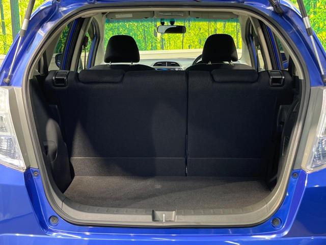ハイブリッド・10thアニバーサリー 禁煙車 純正SDナビ バックカメラ ETC クルーズコントロール スマートキー 革巻きステアリング DVD再生 盗難防止装置 プライバシーガラス ベンチシート バニティミラー(44枚目)