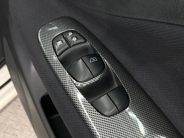 セレナ ハイウェイスター　フリップダウン　両側電動スライドドア　禁煙車　ＳＤナビ　バックカメラ　ＥＴＣ　Ｂｌｕｅｔｏｏｔｈ　フルセグ　ＨＩＤヘッドライト　ＬＥＤフロントフォグ　クルコン　スマートキー　革巻きステアリング（48枚目）