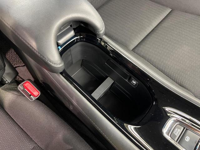ヴェゼル ハイブリッドＸ　ナビ　シティブレーキアクティブシステム　禁煙車　スマートキー　ＬＥＤヘッド　ＥＴＣ　クルコン　オートライト　オートエアコン　１６インチＡＷ　Ｂｌｕｅｔｏｏｔｈ　ＣＤ／ＤＶＤ再生　バニティミラー（40枚目）