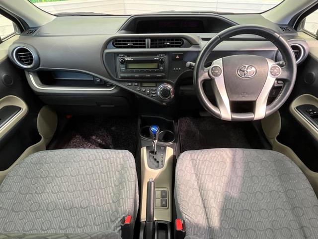 アクア G 禁煙車 スマートキー オートライト オートエアコン CD 電動格納ミラー 盗難防止装置 バニティミラー AUX ドアバイザー プライバシーガラス(2枚目)