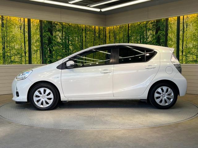 アクア G 禁煙車 スマートキー オートライト オートエアコン CD 電動格納ミラー 盗難防止装置 バニティミラー AUX ドアバイザー プライバシーガラス(25枚目)