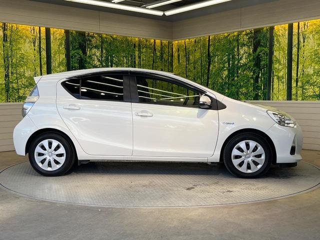 アクア G 禁煙車 スマートキー オートライト オートエアコン CD 電動格納ミラー 盗難防止装置 バニティミラー AUX ドアバイザー プライバシーガラス(26枚目)