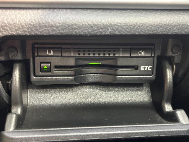 クラウンハイブリッド ロイヤルサルーン バックカメラ 衝突被害軽減システム レーダークルーズ 禁煙車 コーナーセンサー スマートキー HIDヘッド ビルトインETC 車線逸脱警報 オートライト デュアルエアコン 純正17インチアルミ(5枚目)