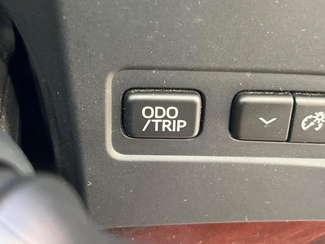 クラウンハイブリッド ロイヤルサルーン バックカメラ 衝突被害軽減システム レーダークルーズ 禁煙車 コーナーセンサー スマートキー HIDヘッド ビルトインETC 車線逸脱警報 オートライト デュアルエアコン 純正17インチアルミ(63枚目)