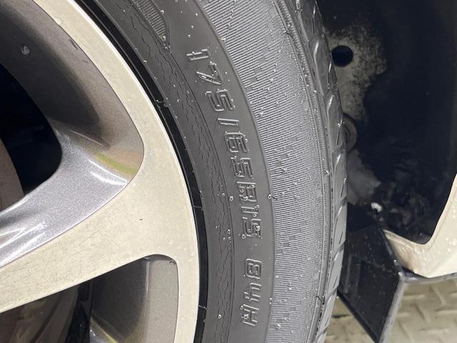 アクア Sスタイルブラック 純正SDナビ バックカメラ 衝突被害軽減システム 禁煙車 スマートキー LEDヘッド ビルトインETC オートハイビーム 車線逸脱警報 オートライト オートエアコン 純正15インチアルミ(33枚目)