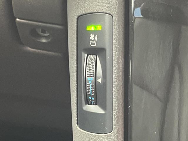 クラウン 2.5アスリート アニバーサリーエディション 純正ナビ バックカメラ 禁煙車 レザーシート シートエアコン シートヒーター パワーシート スマートキー HIDヘッド ETC クルコン オートライト オートエアコン 18インチAW CD/DVD再生(6枚目)