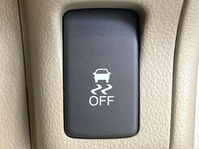 【横滑り防止装置】車両の横滑りを感知すると、自動的に車両の進行方向を保つように車両を制御します。雨の日など滑りやすい路面状況でも安全な運転が可能です。