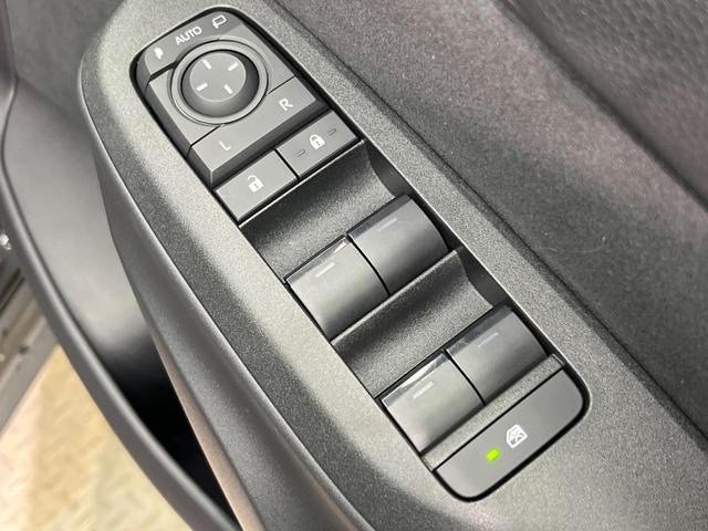 ヤリスクロス Ｚ　純正８型ナビ　全周囲カメラ　プリクラッシュセーフティ　レーダークルーズ　禁煙車　ハーフレザーシート　シートヒーター　パワーシート　コーナーセンサー　スマートキー　ＬＥＤヘッド　ＥＴＣ　車線逸脱警報（65枚目）