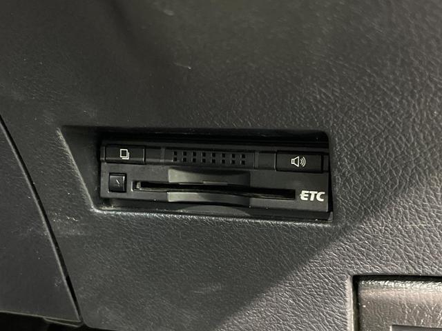 カローラフィールダー ハイブリッドＧ　エアロツアラー・ダブルバイビー　純正ナビ　バックカメラ　禁煙車　ハーフレザーシート　スマートキー　ＨＩＤヘッド　ＥＴＣ　１５インチＡＷ　オートライト　オートエアコン　Ｂｌｕｅｔｏｏｔｈ　ＣＤ再生　フルセグ　プライバシーガラス（6枚目）