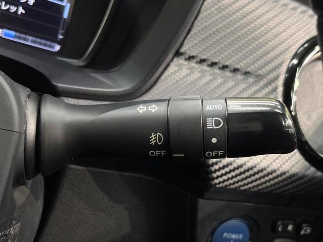 カローラフィールダー ハイブリッドＧ　エアロツアラー・ダブルバイビー　純正ナビ　バックカメラ　禁煙車　ハーフレザーシート　スマートキー　ＨＩＤヘッド　ＥＴＣ　１５インチＡＷ　オートライト　オートエアコン　Ｂｌｕｅｔｏｏｔｈ　ＣＤ再生　フルセグ　プライバシーガラス（7枚目）