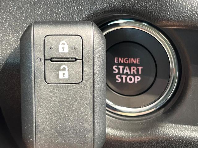 【キーレススタートシステム】カバンやポケットに入れたままでもドアの施錠・解錠が可能なスマートキーを装備。エンジンのオン・オフ時もカギを取り出す必要が無いからとっても便利です♪