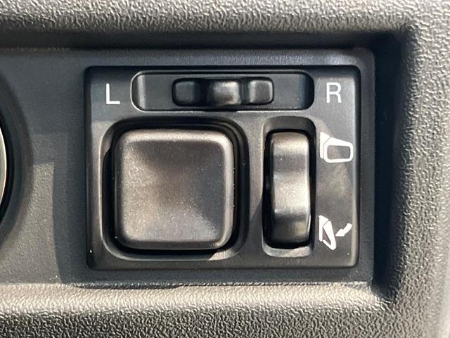 【電動格納ミラー】サイドミラーは電動格納式となっており、狭い駐車場でもキズがつくリスクを抑えられます。