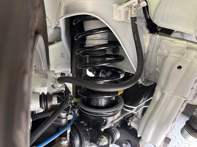 お車を安心してお乗りいただく為には、足回りの定期点検が欠かせません。サービスサポート（有償保証）では無料点検もご提供しており、安心のカーライフをお過ごしいただけるサポート体制が整っています。