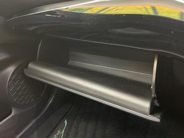 プリウス Ｓツーリングセレクション　フルエアロ　純正９インチナビ　バックカメラ　プリクラッシュセーフティ　レーダークルーズ　禁煙車　シートヒーター　ドラレコ　スマートキー　ＬＥＤヘッド　ＥＴＣ　オートマチックハイビーム　車線逸脱警報（49枚目）