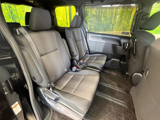 ヴォクシー ハイブリッドＺＳ　煌ＩＩ　両側電動ドア　後席モニター　バックカメラ　衝突被害軽減システム　禁煙車　ドラレコ　コーナーセンサー　スマートキー　ＬＥＤヘッド　ビルトインＥＴＣ　クルコン　純正１６インチアルミ　オートハイビーム（9枚目）