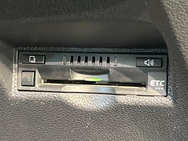 プリウス Ａツーリングセレクション　純正ＳＤナビ　バックカメラ　衝突被害軽減システム　レーダークルーズ　禁煙車　ハーフレザーシート　パワーシート　ドラレコ　コーナーセンサー　スマートキー　ＬＥＤヘッド　ビルトインＥＴＣ（5枚目）