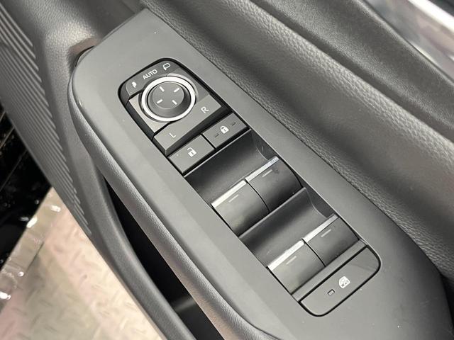 プリウス Ｚ　全周囲カメラ　１００Ｖ電源　衝突被害軽減システム　レーダークルーズ　禁煙車　電動リアゲート　ハーフレザーシート　前席シートエアコン　パワーシート　コーナーセンサー　スマートキー　ＬＥＤヘッド（65枚目）