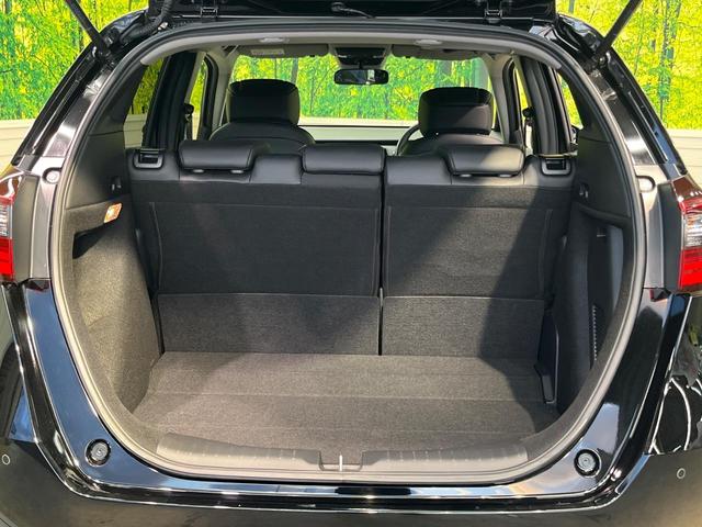 フィット ｅ：ＨＥＶリュクス　純正９型ナビ　全周囲カメラ　衝突被害軽減システム　レーダークルーズ　禁煙車　ハーフレザーシート　コーナーセンサー　スマートキー　ＬＥＤヘッド　ビルトインＥＴＣ　純正１６インチアルミ　オートハイビーム（10枚目）