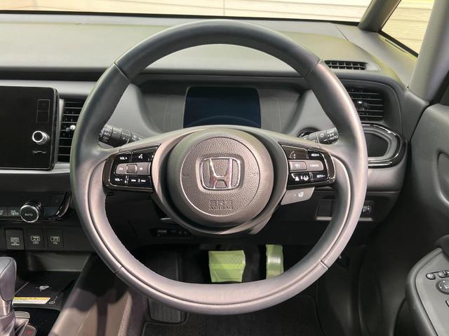 フィット ｅ：ＨＥＶリュクス　純正９型ナビ　全周囲カメラ　衝突被害軽減システム　レーダークルーズ　禁煙車　ハーフレザーシート　コーナーセンサー　スマートキー　ＬＥＤヘッド　ビルトインＥＴＣ　純正１６インチアルミ　オートハイビーム（11枚目）