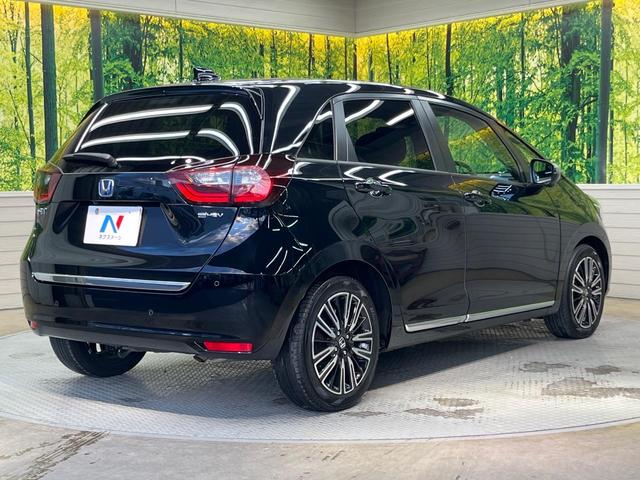 フィット ｅ：ＨＥＶリュクス　純正９型ナビ　全周囲カメラ　衝突被害軽減システム　レーダークルーズ　禁煙車　ハーフレザーシート　コーナーセンサー　スマートキー　ＬＥＤヘッド　ビルトインＥＴＣ　純正１６インチアルミ　オートハイビーム（17枚目）