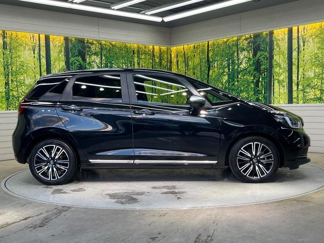 フィット ｅ：ＨＥＶリュクス　純正９型ナビ　全周囲カメラ　衝突被害軽減システム　レーダークルーズ　禁煙車　ハーフレザーシート　コーナーセンサー　スマートキー　ＬＥＤヘッド　ビルトインＥＴＣ　純正１６インチアルミ　オートハイビーム（25枚目）