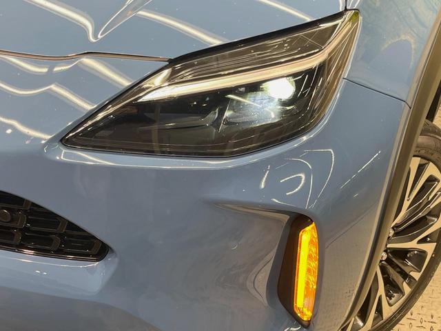 ヤリスクロス ハイブリッドＺ　ディスプレイオーディオ　バックカメラ　衝突被害軽減システム　レーダークルーズ　禁煙車　電動リアゲート　ハーフレザーシート　パワーシート　コーナーセンサー　ＬＥＤヘッド　ＥＴＣ　純正１８インチアルミ（12枚目）