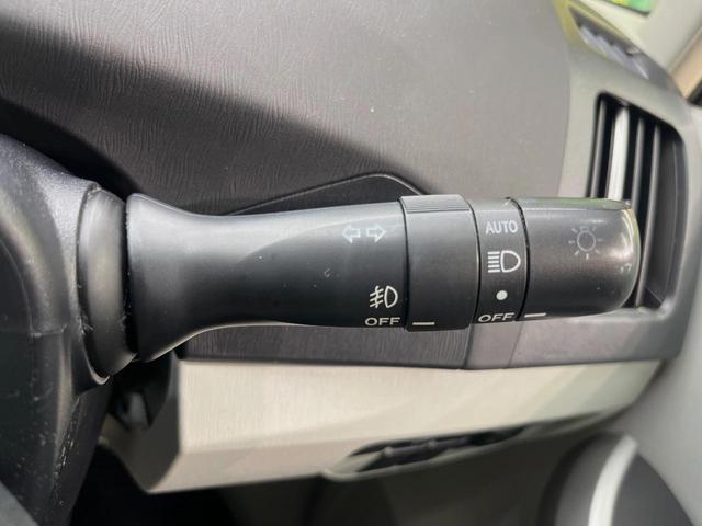 プリウス Ｓ　純正ＳＤナビ　バックカメラ　禁煙車　スマートキー　ＨＩＤヘッド　ビルトインＥＴＣ　オートライト　オートエアコン　Ｂｌｕｅｔｏｏｔｈ　ＣＤ　地デジ　ステアリングスイッチ　盗難防止装置（6枚目）