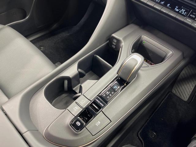 クラウンクロスオーバー Ｇアドバンスド・レザーパッケージ　４ＷＤ　１２型ナビ　フルエアロ　全周囲カメラ　１００Ｖ電源　衝突被害軽減システム　レーダークルーズ　禁煙車　レザーシート　前席シートエアコン　ドラレコ　コーナーセンサー　ＬＥＤヘッド　ＥＴＣ２．０（32枚目）