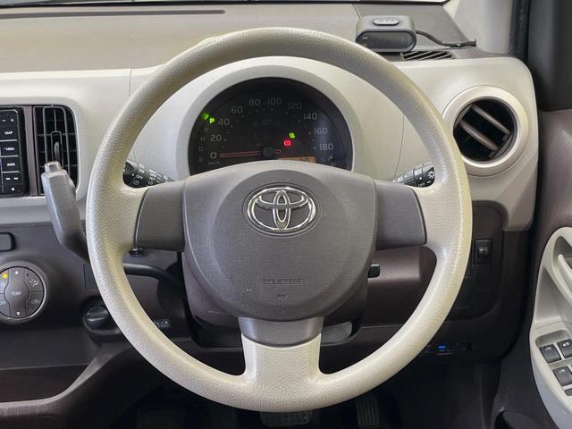 �C���e���A�ɍ��킹���f�U�C���̃X�e�A�����O�́A�^�]�������̂��Ƃ��l���A�^�]���₷���`��A�傫���ł��B�����x�A���ۂɐG���Ă��m���߂��������B