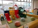 大きなキッズスペースも完備！小さなお子様連れでも、ゆっくりとお車探しをお楽しみいただけます。