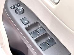 【電動格納ミラー】サイドミラーは電動格納式となっており、狭い駐車場でもキズがつくリスクを抑えられます。 6