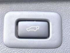 【パワーバックドア】スマートキーや運転席のボタンを押すだけでリアゲートが自動で開閉します！荷物を持っている時や、高い位置にあるバックドアを閉める際に便利な機能です♪ 5