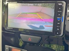 【バックカメラ】駐車時に後方がリアルタイム映像で確認できます。大型商業施設や立体駐車場での駐車時や、夜間のバック時に大活躍！運転スキルに関わらず、今や必須となった装備のひとつです！ 4