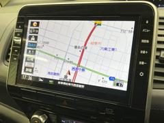 【大画面ナビ】人気の大型９インチナビを装備。存在感のある大画面はインパクト大！ナビ利用時のマップ表示は見やすく、テレビやＤＶＤは臨場感がアップ！いつものドライブがグッと楽しくなります♪ 3