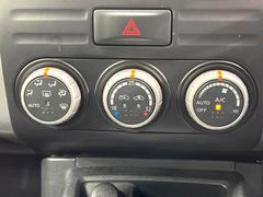 【オートエアコン】一度お好みの温度に設定すれば、車内の温度を検知し風量や温度を自動で調整。暑い…寒い…と何度もスイッチ操作をする必要はありません。快適な車内空間には必須の機能ですね♪ 7