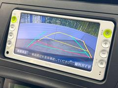 【バックカメラ】駐車時に後方がリアルタイム映像で確認できます。大型商業施設や立体駐車場での駐車時や、夜間のバック時に大活躍！運転スキルに関わらず、今や必須となった装備のひとつです！ 4