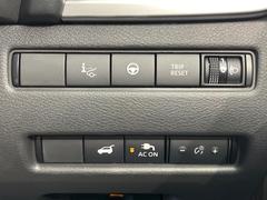 【パワーバックドア】スマートキーや運転席のボタンを押すだけでリアゲートが自動で開閉します！荷物を持っている時や、高い位置にあるバックドアを閉める際に便利な機能です♪ 6