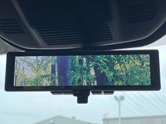 【インテリジェントルームミラー】後席の大きな荷物や同乗者で後方が確認しづらい時でも安心！カメラが撮影した車両後方の映像をルームミラー内に表示。クリアな視界で状況の確認が可能です！ 7