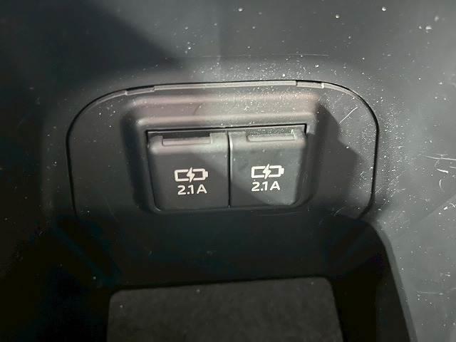 ＲＡＶ４ Ｘ　ナビ／バックカメラ／レーダークルーズコントロール／ＥＴＣ／衝突軽減ブレーキ／レーンディパーチャーアラート／ＵＳＢ端子／１７インチアルミ／Ｂｌｕｅｔｏｏｔｈ再生／電子パーキングブレーキ／スマートキー／（14枚目）