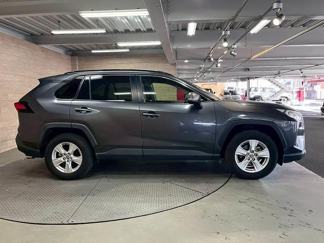 ＲＡＶ４ Ｘ　ナビ／バックカメラ／レーダークルーズコントロール／ＥＴＣ／衝突軽減ブレーキ／レーンディパーチャーアラート／ＵＳＢ端子／１７インチアルミ／Ｂｌｕｅｔｏｏｔｈ再生／電子パーキングブレーキ／スマートキー／（18枚目）