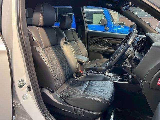 アウトランダーPHEV Gプレミアムパッケージ 全周囲/BSM/パドルシフト/シートヒーター/ナビ/クルーズコントロール/18インチアルミ/ETC/パワーシート/レザーシート/AC100V/フルセグ/衝突軽減ブレーキ/レーンディパーチャーアラート(9枚目)