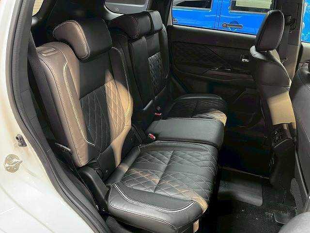 アウトランダーPHEV Gプレミアムパッケージ 全周囲/BSM/パドルシフト/シートヒーター/ナビ/クルーズコントロール/18インチアルミ/ETC/パワーシート/レザーシート/AC100V/フルセグ/衝突軽減ブレーキ/レーンディパーチャーアラート(10枚目)